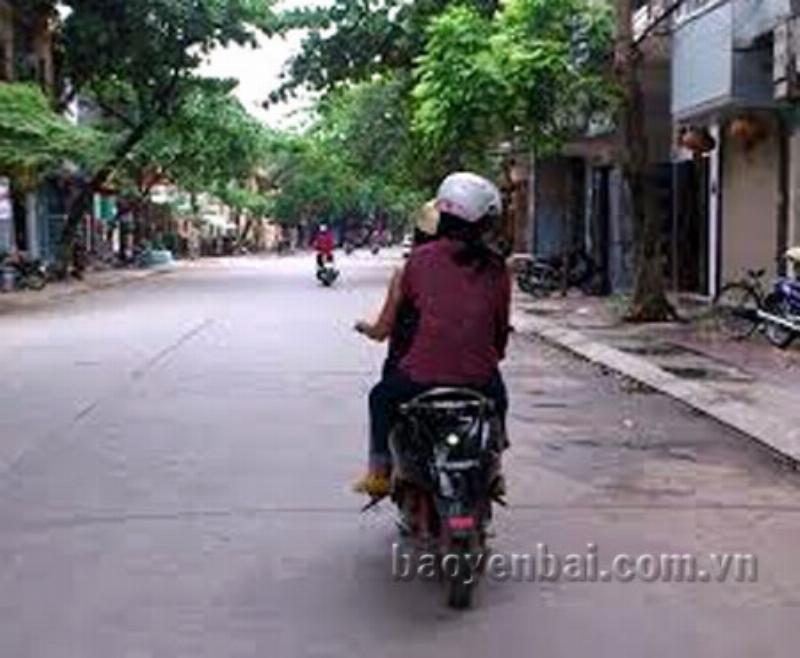 Một chiếc xe máy điện nhập khẩu được gắn biển số Vĩnh Long và lưu thông trên đường phố